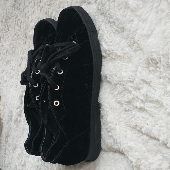 Stuart Weitzman EUC Black Croco Velvet Touchdown Sneakers Size 8.5 - Picture 1 of 13